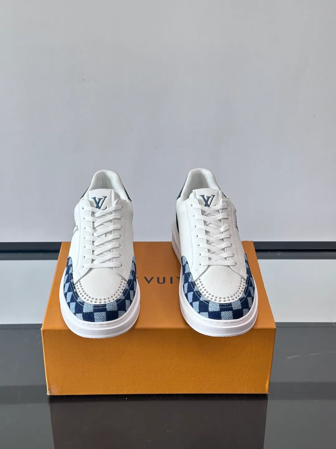 Men's shoes 💰p400 "＊OUIS ＊UITTO＊" new men's casual shoes, made of cowhide material, breathable and comfortable! The upper has the classic LV logo, and the sole is made of T men's shoes 💰pU material, which is wear-resistant and has strong grip. The blue and white color scheme + checkerboard details are fresh and have a street feel. It is very suitable for spring and summer. It can be easily used for daily commuting and leisure. It is very fashionable to wear with shorts, T-shirts or jeans. It is both fashionable and practical. size：38-44